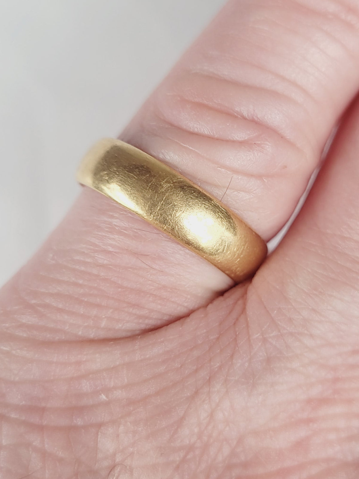 5.7g 22ct gold wedding band