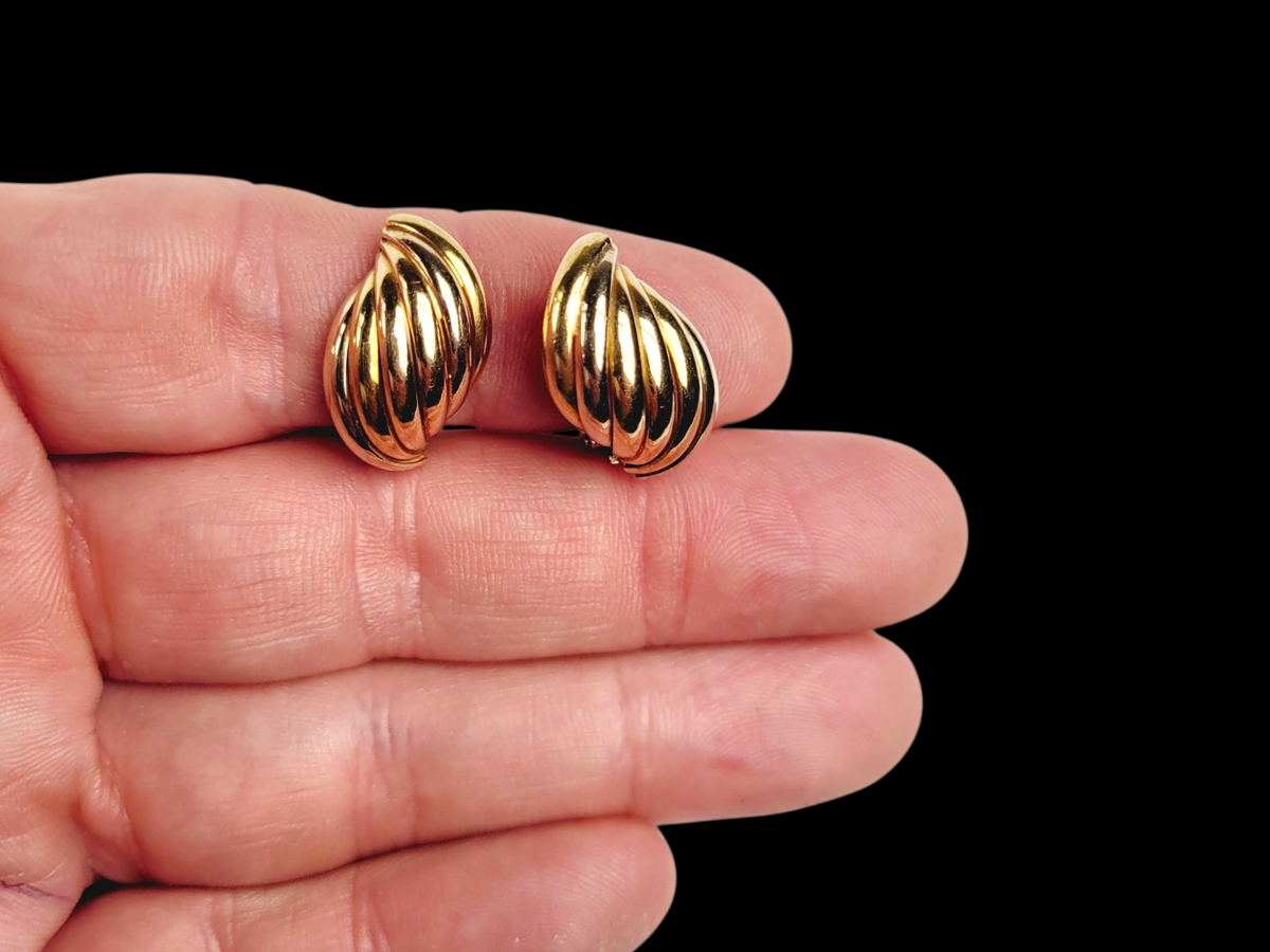 Cool helix vintage 18ct yellow gold day earrings
SKU: 8384