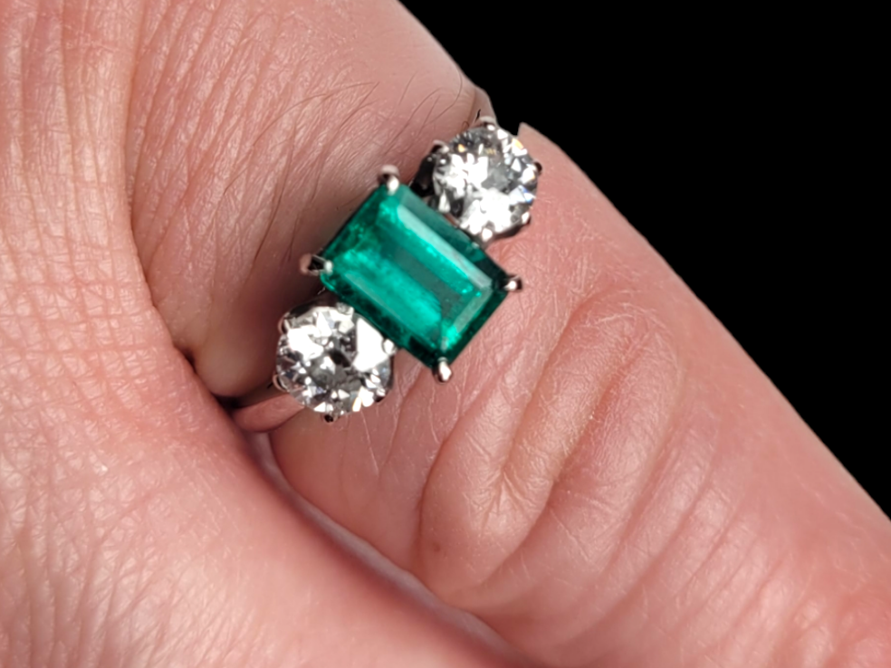Emerald and diamond engagement ring

SKU: 6437