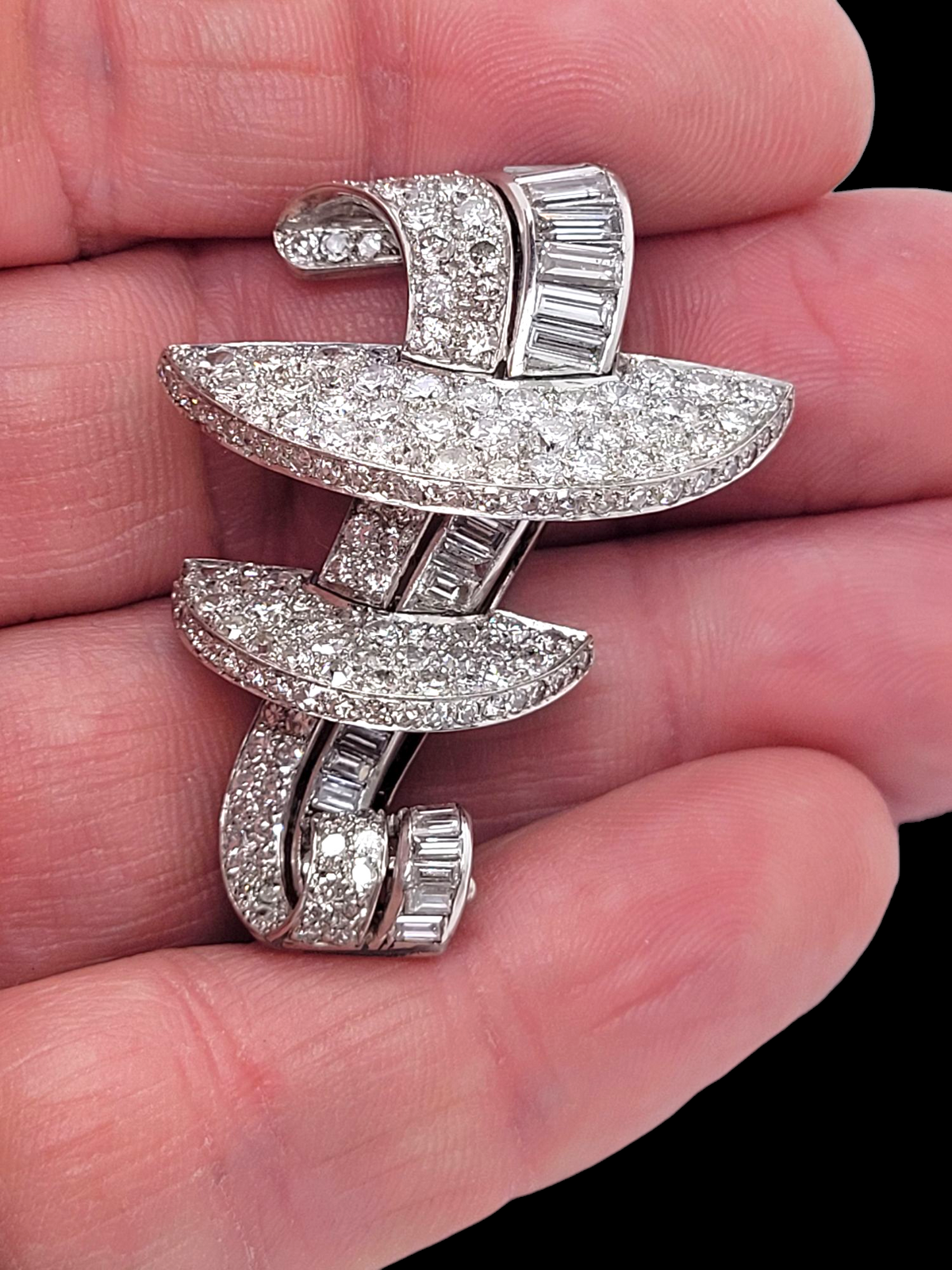 Quality cool art deco diamond clip brooch
SKU: 8024