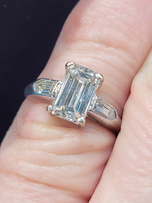 Emerald cut diamond engagement ring
SKU: 8623